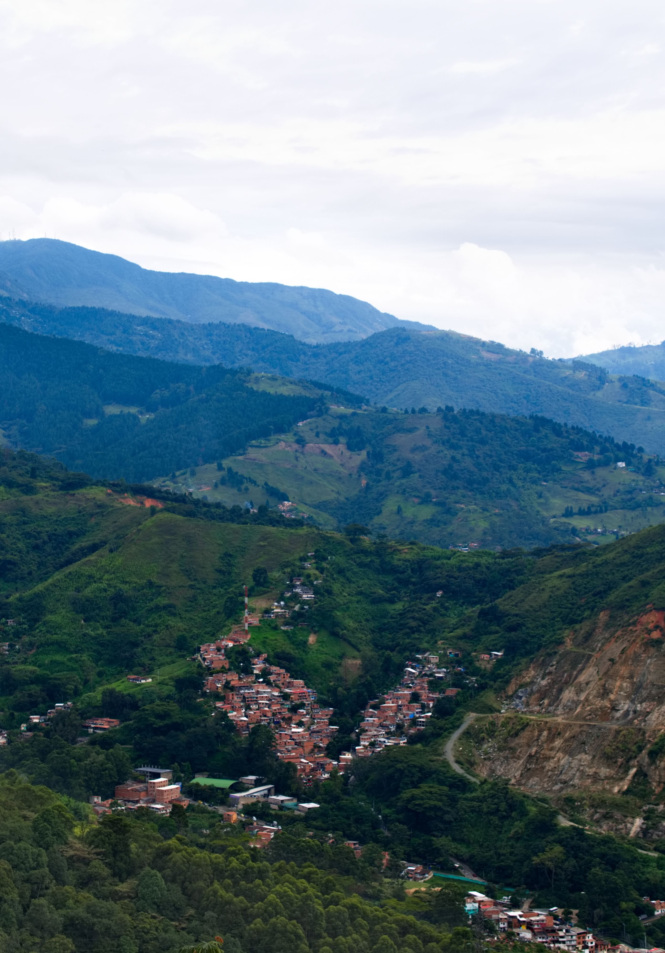 Paisaje rural de montaña en Antioquia — territorio de referencia, símbolo de nuestro compromiso con la transparencia territorial